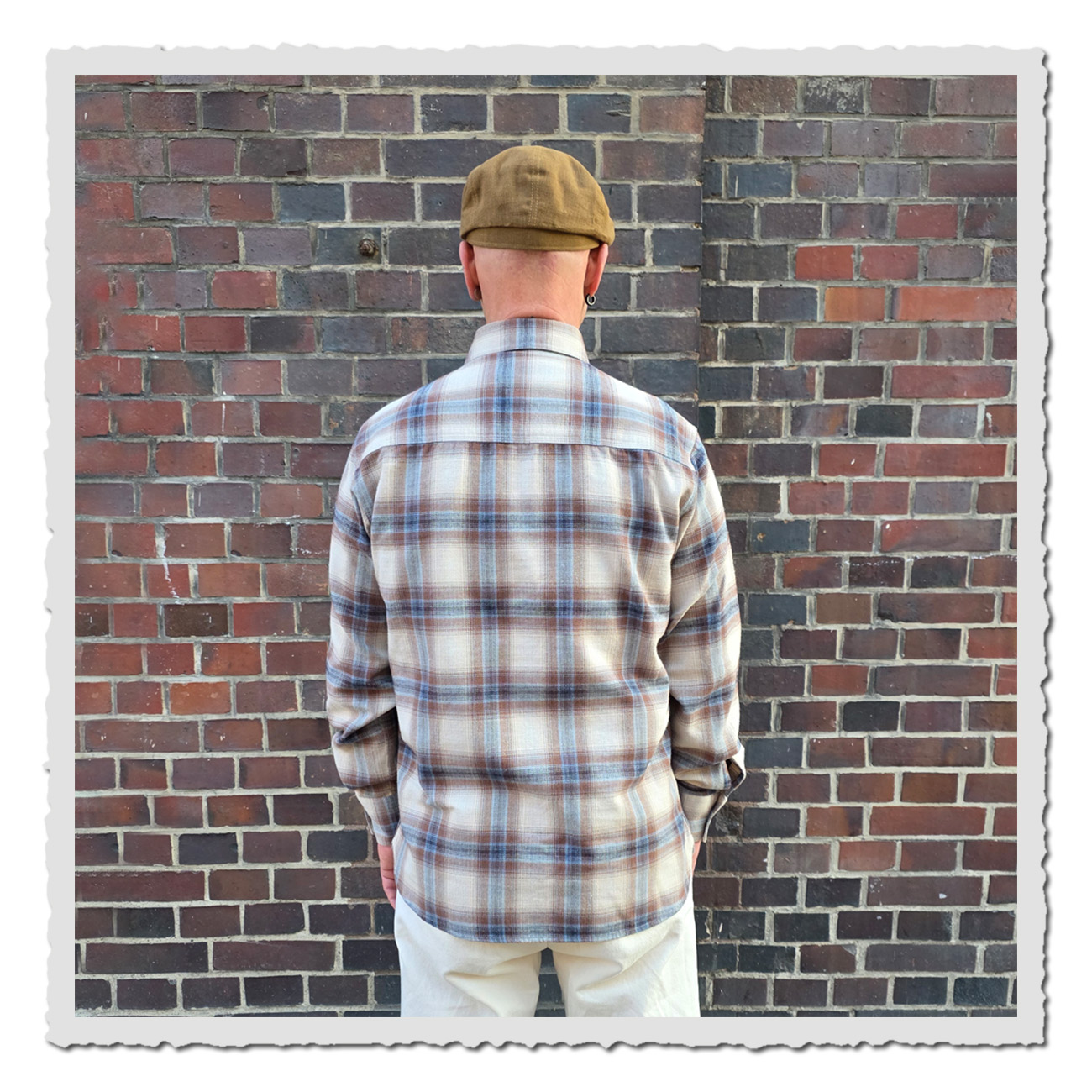 Rückenansicht vom Pike Brothers 1937 Roamer Shirt Stirling Brown – kariertes Flanellhemd